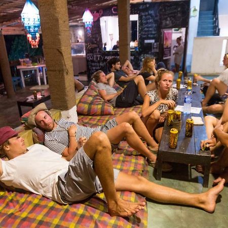 Отель Cheeky Monkey Surf Camp Велигама Экстерьер фото