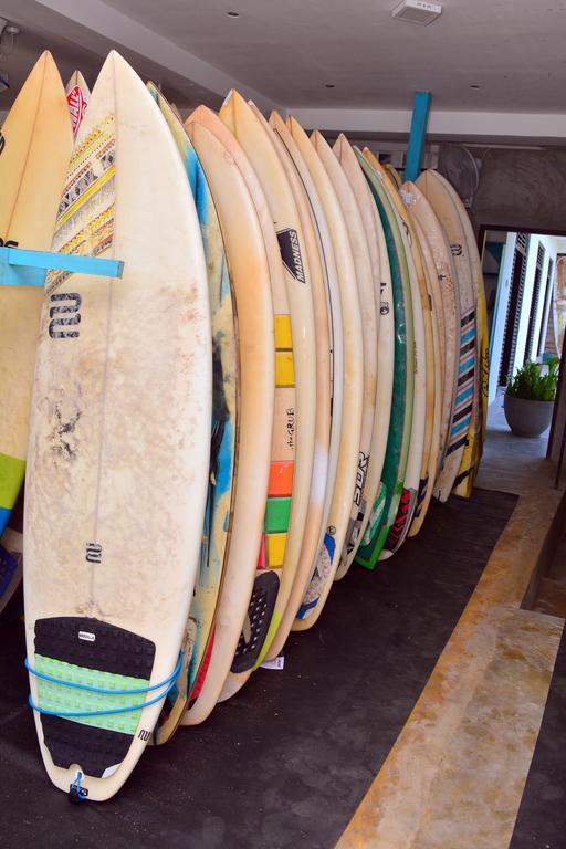 Отель Cheeky Monkey Surf Camp Велигама Экстерьер фото