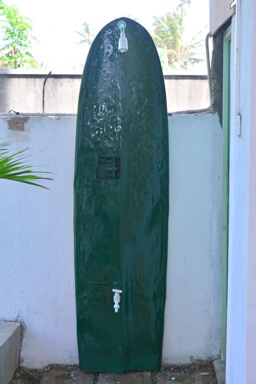 Отель Cheeky Monkey Surf Camp Велигама Экстерьер фото