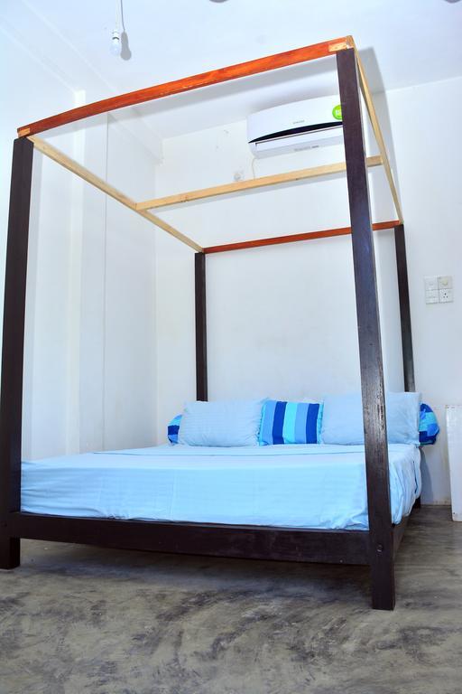 Отель Cheeky Monkey Surf Camp Велигама Экстерьер фото
