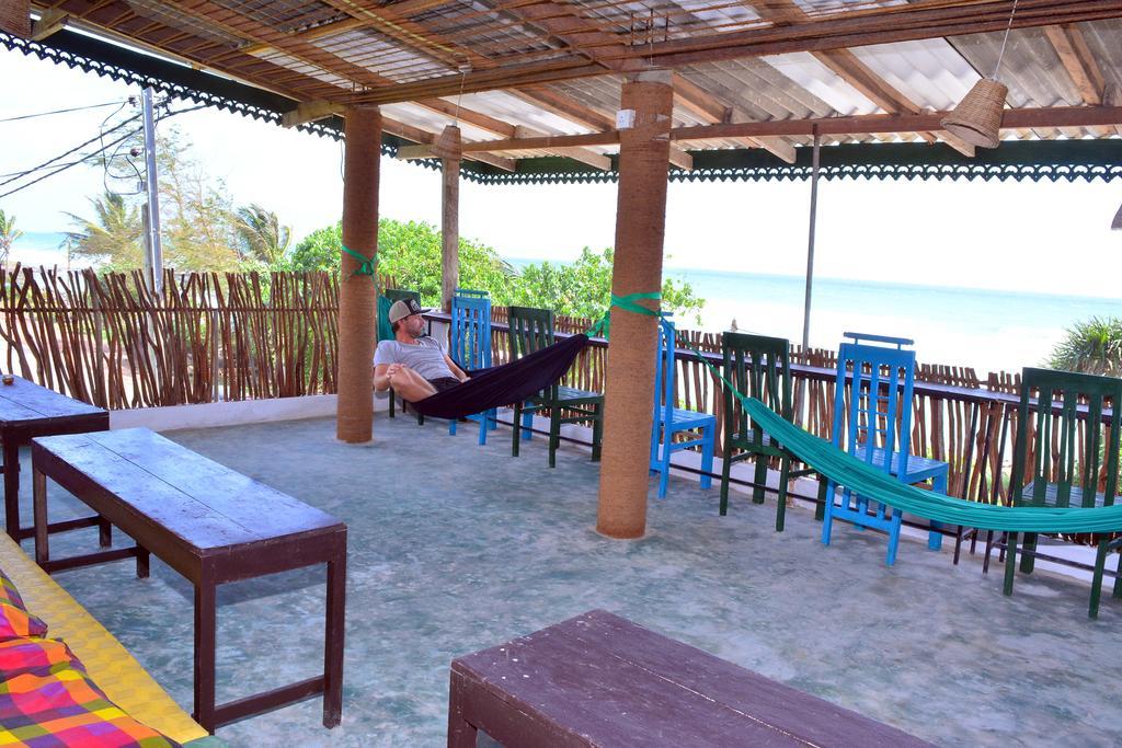 Отель Cheeky Monkey Surf Camp Велигама Экстерьер фото
