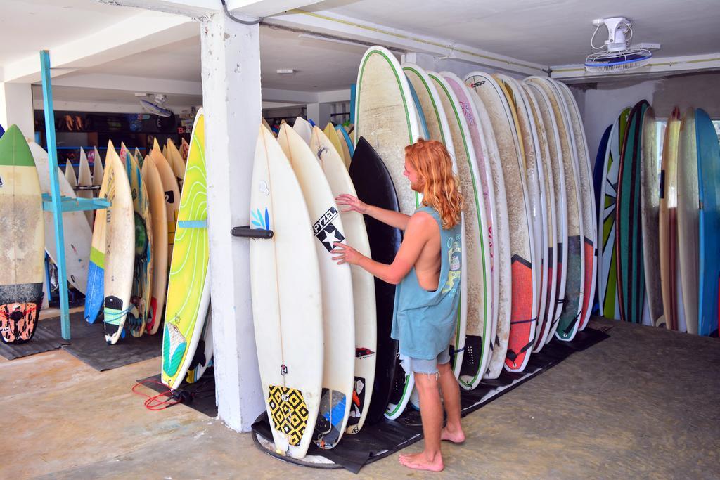 Отель Cheeky Monkey Surf Camp Велигама Экстерьер фото