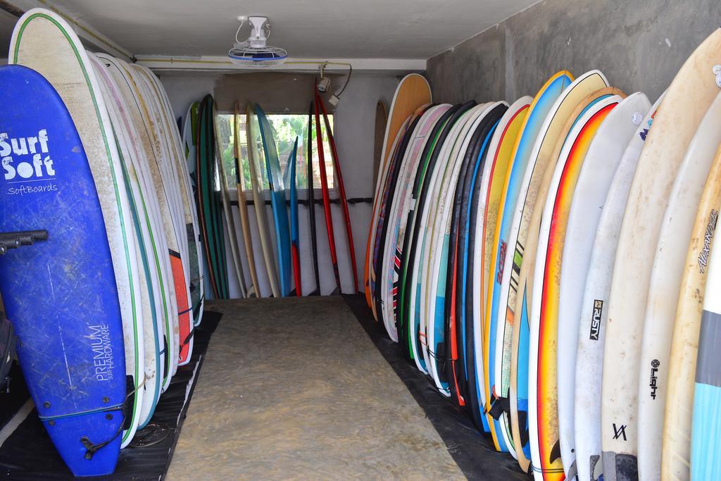 Отель Cheeky Monkey Surf Camp Велигама Экстерьер фото