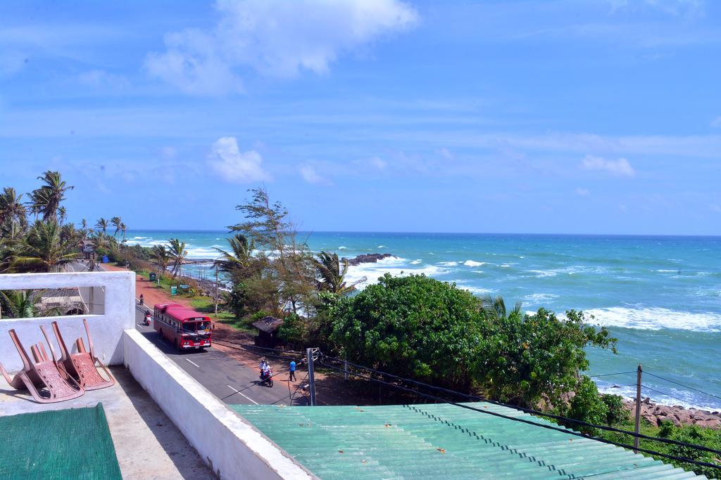 Отель Cheeky Monkey Surf Camp Велигама Экстерьер фото