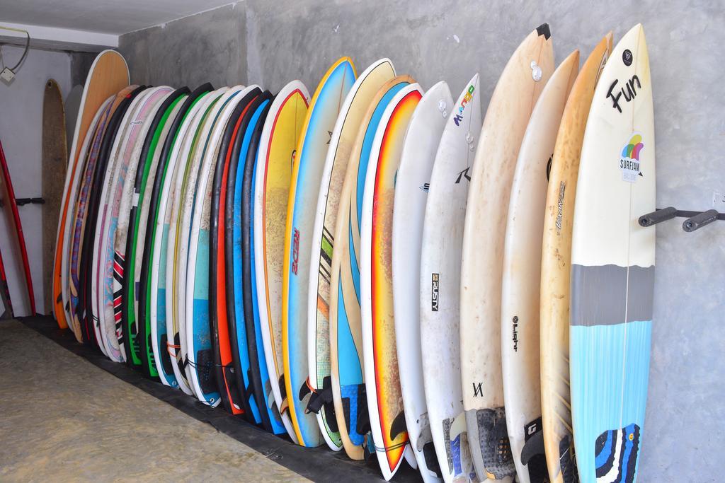 Отель Cheeky Monkey Surf Camp Велигама Экстерьер фото