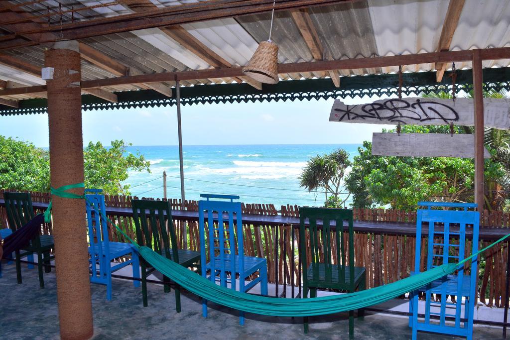 Отель Cheeky Monkey Surf Camp Велигама Экстерьер фото