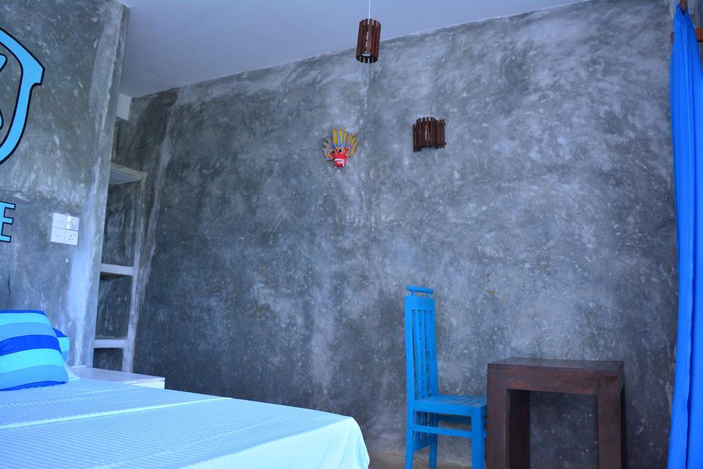 Отель Cheeky Monkey Surf Camp Велигама Экстерьер фото
