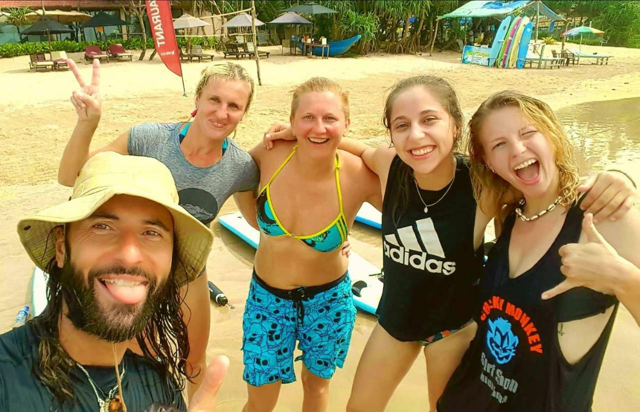 Отель Cheeky Monkey Surf Camp Велигама Экстерьер фото