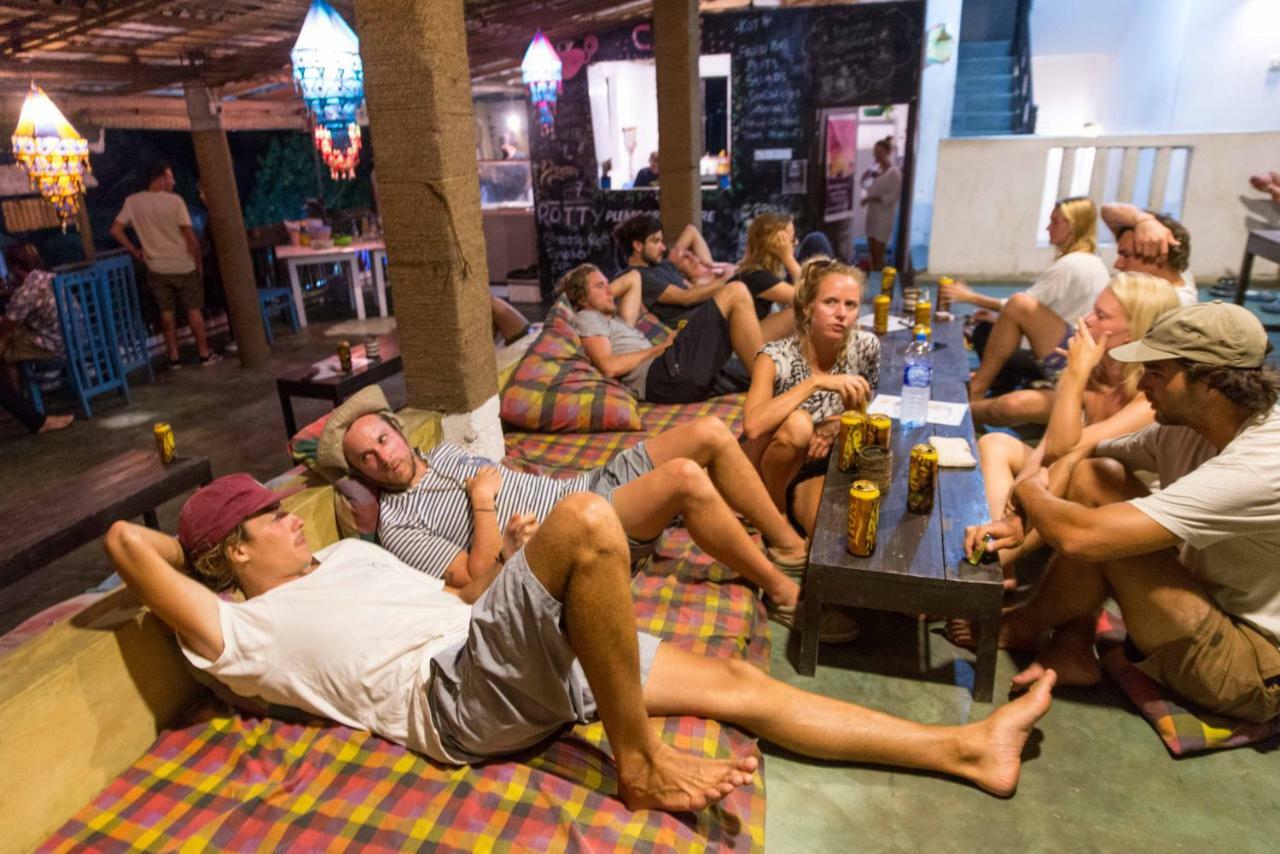 Отель Cheeky Monkey Surf Camp Велигама Экстерьер фото