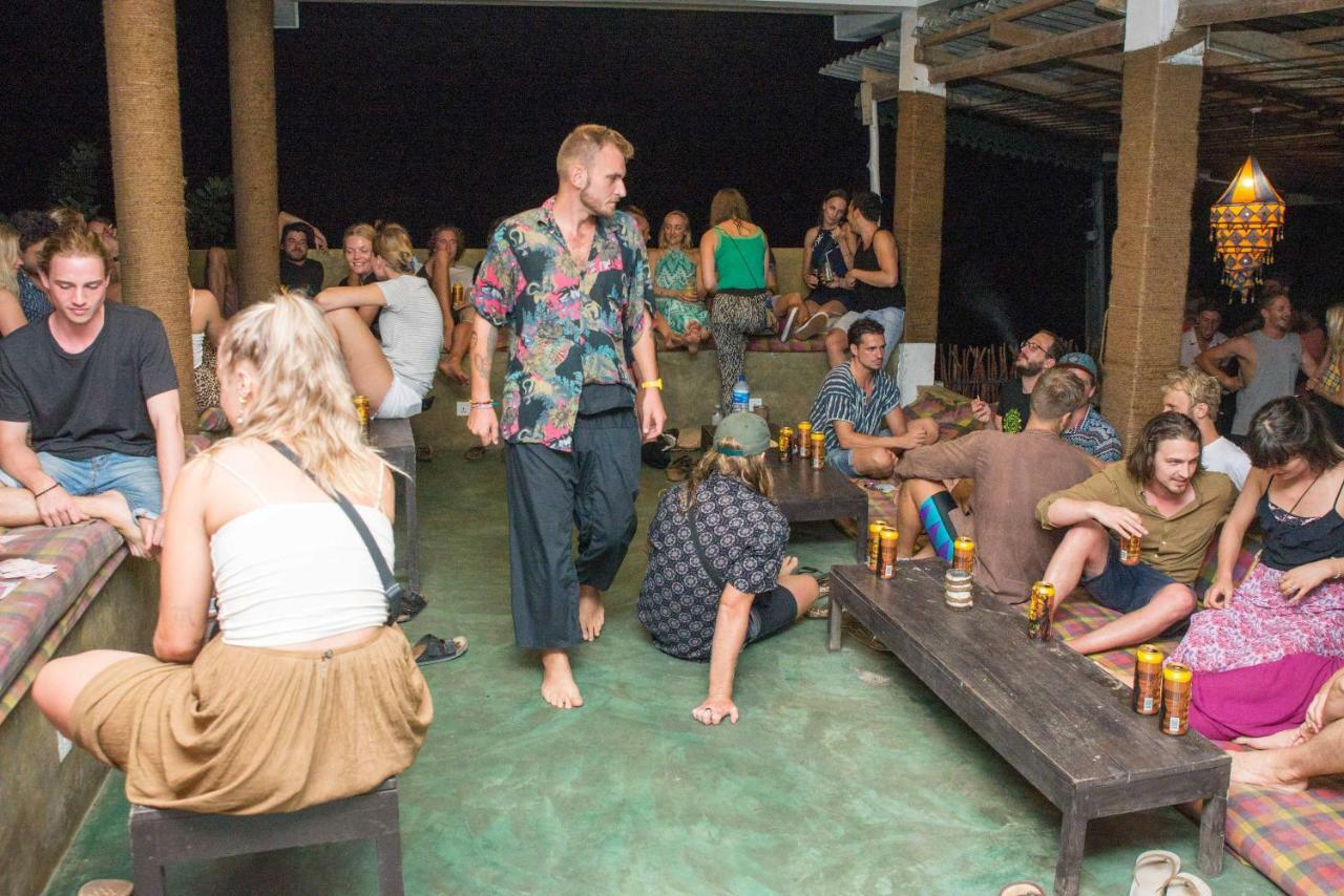 Отель Cheeky Monkey Surf Camp Велигама Экстерьер фото